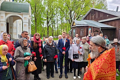 Праздничная литургия и панихида у Поклонного Креста