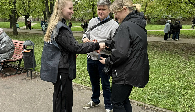 В сквере "Школьный" по Медынской улице прошла акция «Георгиевская лента»