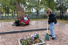 В районе состоялась патронатная акция по уборке памятника Советским лётчикам