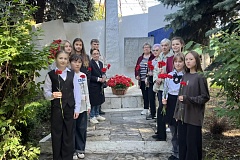 Возложение цветов к памятнику железнодорожникам