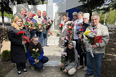 Возложение цветов к памятнику героям, погибшим в годы Великой Отечественной войны
