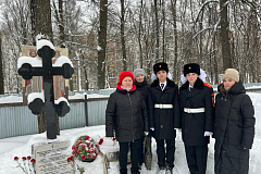 Возложение цветов к Поклонному кресту на территории храма во имя Святителя Николая Мирликийского