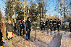 В сквере «Школьный» прошло мероприятие, посвященное Дню начала контрнаступления советских войск против немецко-фашистских захватчиков в Битве под Москвой и Дню Героев Отечества