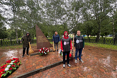 В районе Бирюлево Западное прошла патронатная акция по уборке памятника "Стела погибшим летчикам"