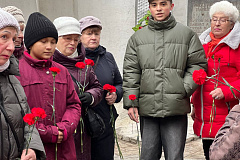 Возложение цветов к стеле воинам-железнодорожникам
